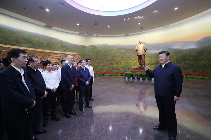 9月12日，中共中央总书记、国家主席、中央军委主席习近平视察中共中央北京香山革命纪念地。这是习近平在香山革命纪念馆参观《为新中国奠基》主题展览，并发表重要讲话。