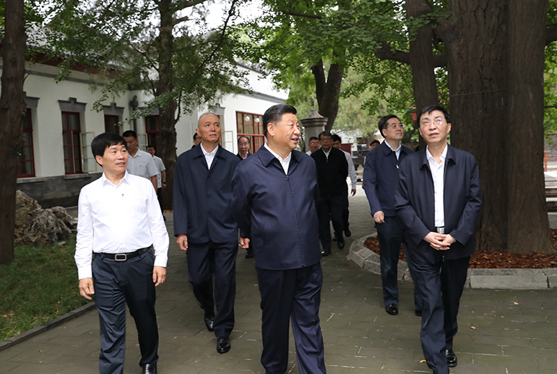 9月12日，中共中央总书记、国家主席、中央军委主席习近平视察中共中央北京香山革命纪念地。这是习近平瞻仰双清别墅。